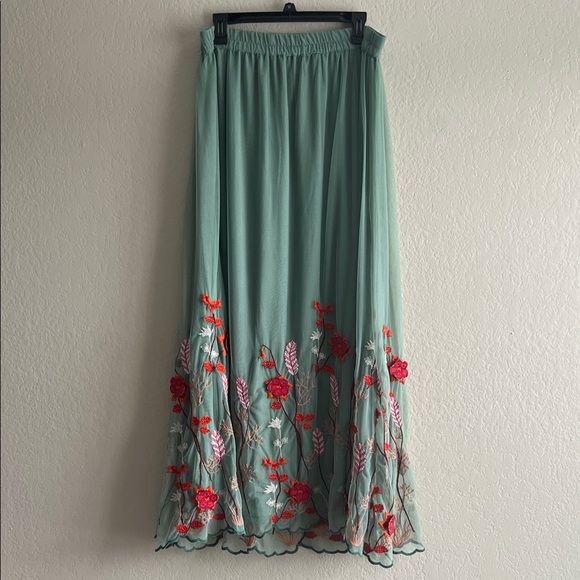 Like New! Avani Del Amour Embroidered Green Maxi Skirt in Size L - Picture 5 of 13